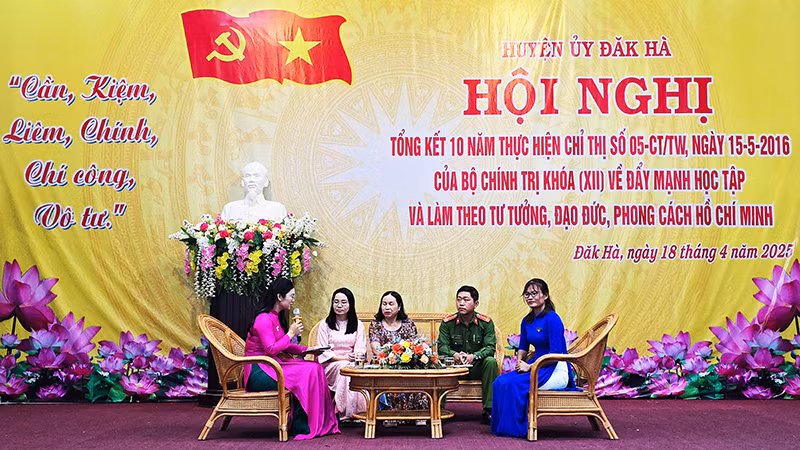 Tọa đàm, giao lưu với các tập thể, cá nhân điển hình tiên tiến