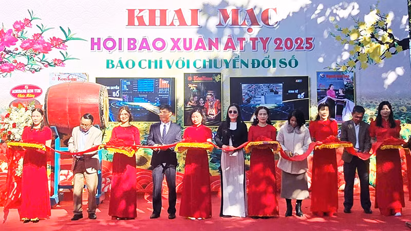 Các đại biểu cắt băng khai mạc Hội báo Xuân Ất Tỵ 2025