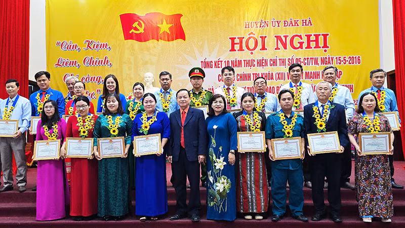 Trao Giấy khen cho các tập thể có thành tích xuất sắc trong thực hiện Chỉ thị số 05-CT/TW