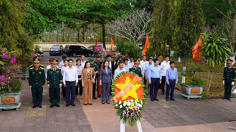 Phó Chủ tịch nước dâng hoa tại Nghĩa trang liệt sĩ huyện Đăk Tô. Phó Chủ tịch nước dâng hoa tại Nghĩa trang liệt sĩ huyện Đăk Tô.