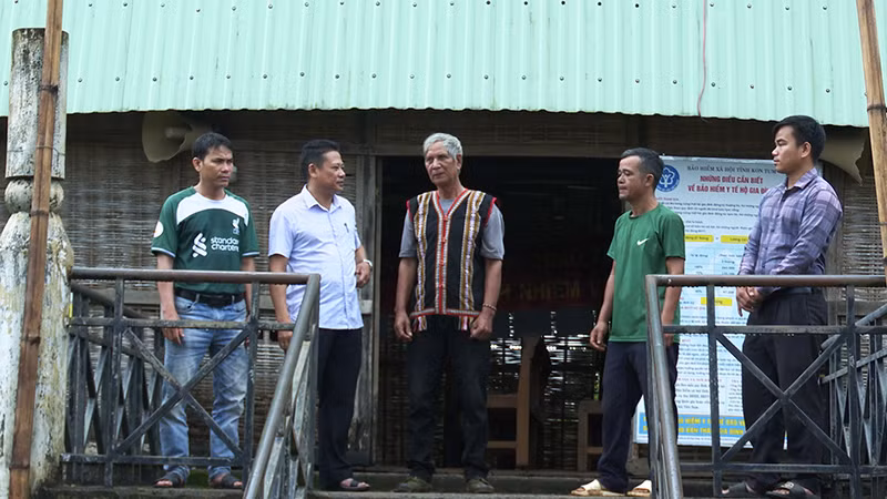 Già làng A Khiu (đứng giữa) kể lại kỷ niệm được gặp Tổng Bí thư Nguyễn Phú Trọng.