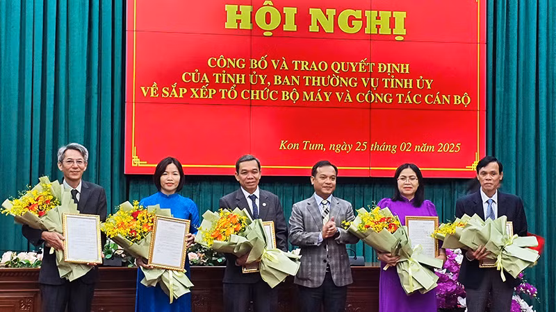 Trao Quyết định bổ nhiệm lãnh đạo Trung tâm Truyền thông tỉnh Kon Tum.