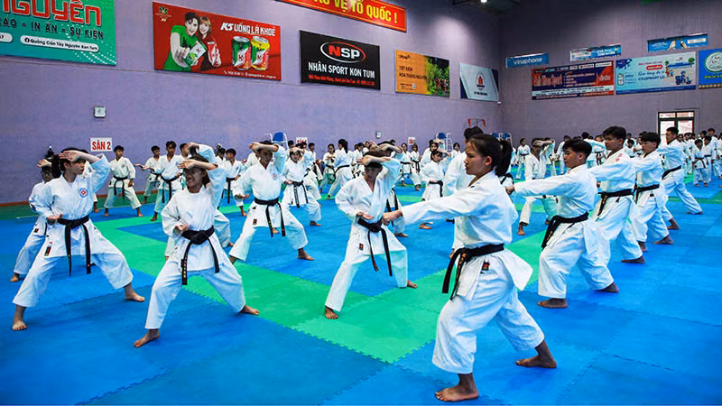 Các thí sinh tham gia thi thăng đẳng quốc gia môn Karate năm 2025