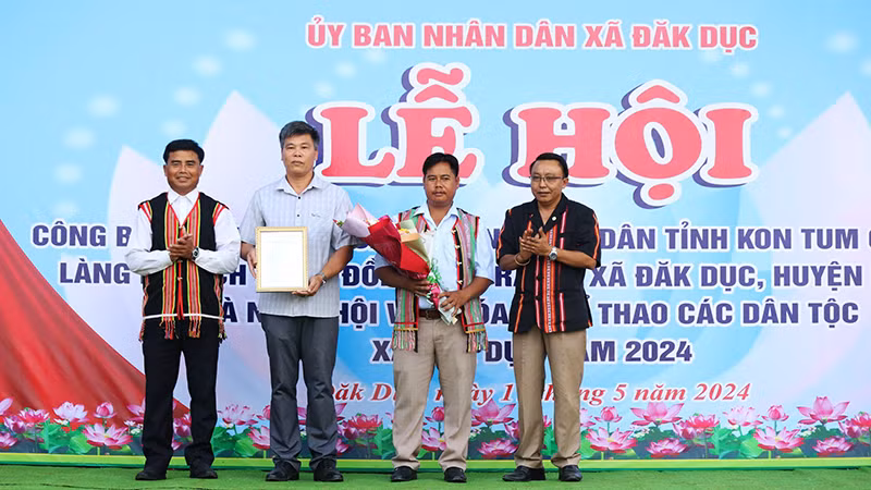 Trao quyết định của Ủy ban nhân dân tỉnh Kon Tum công nhận Làng du lịch cộng đồng Đăk Răng.