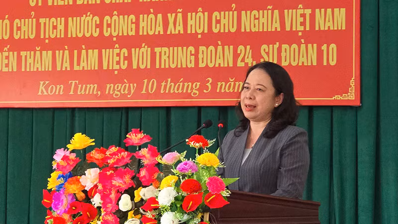 Phó Chủ tịch nước Võ Thị Ánh Xuân phát biểu tại Trung đoàn 24. Phó Chủ tịch nước Võ Thị Ánh Xuân phát biểu tại Trung đoàn 24.