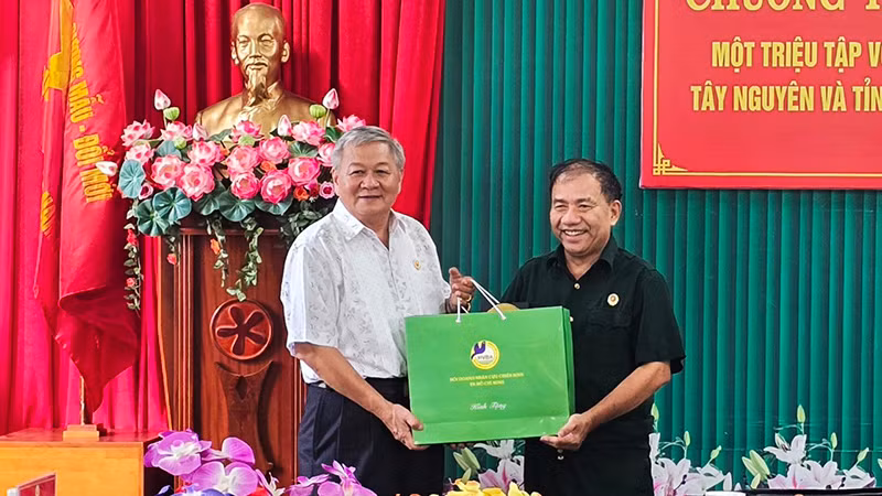 Hội Doanh nhân Cựu chiến binh Thành phố Hồ Chí Minh tặng quà cho Hội Cựu chiến binh tỉnh Kon Tum. Hội Doanh nhân Cựu chiến binh Thành phố Hồ Chí Minh tặng quà cho Hội Cựu chiến binh tỉnh Kon Tum.