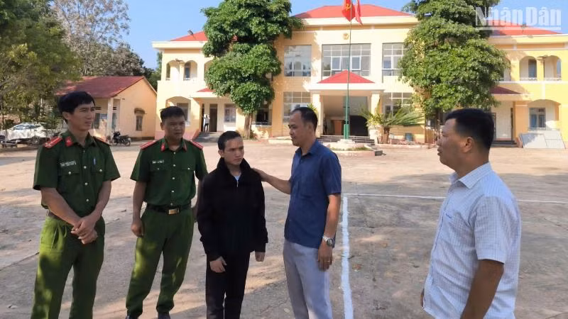 A Nhanh (đứng giữa) vui mừng khi được trở về nhà.