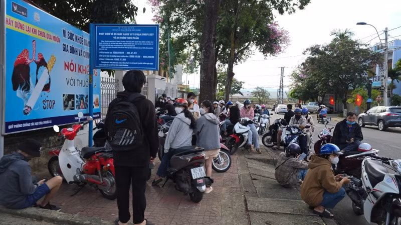 Độc giả đến từ rất sớm để đón nhận ấn phẩm. Độc giả đến từ rất sớm để đón nhận ấn phẩm.