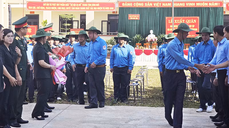 Những cái bắt tay, lời động viên đến đội K53 lên đường tìm hài cốt liệt sĩ mùa khô 2024-2025 Những cái bắt tay, lời động viên đến đội K53 lên đường tìm hài cốt liệt sĩ mùa khô 2024-2025