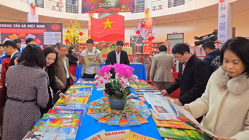 Đông đảo độc giả tìm đọc các ấn phẩm Xuân Đông đảo độc giả tìm đọc các ấn phẩm Xuân