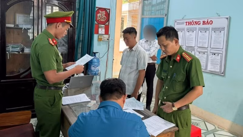 Cơ quan Cảnh sát điều tra thi hành Quyết định khởi tố bị can, Lệnh bắt bị can để tạm giam và Lệnh khám xét đối với Phạm Văn Dũng. Cơ quan Cảnh sát điều tra thi hành Quyết định khởi tố bị can, Lệnh bắt bị can để tạm giam và Lệnh khám xét đối với Phạm Văn Dũng.