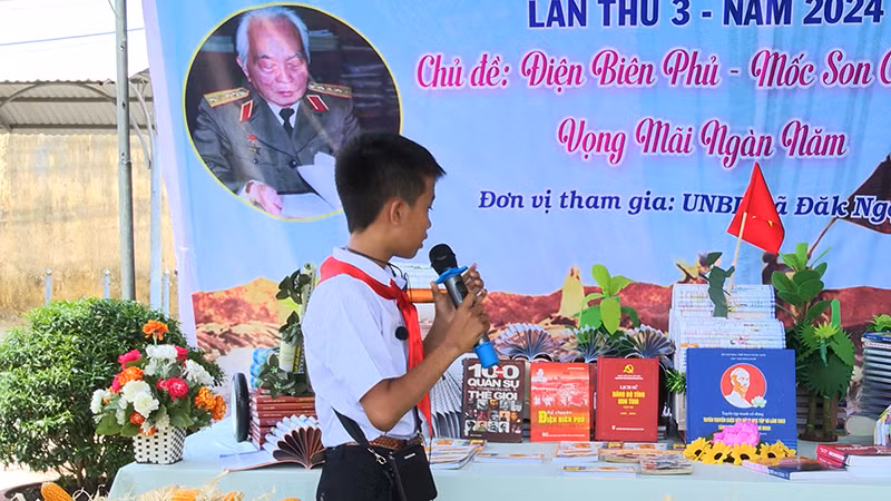 Học sinh thuyết trình không gian sách với chủ đề "Điện Biên Phủ - Mốc son chói lọi".