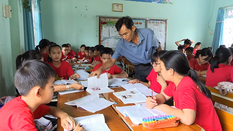 Học sinh Trường Tiểu học Lê Văn Tám, huyện Đăk Hà hứng thú với hoạt động tìm hiểu Chiến thắng Điện Biên Phủ.