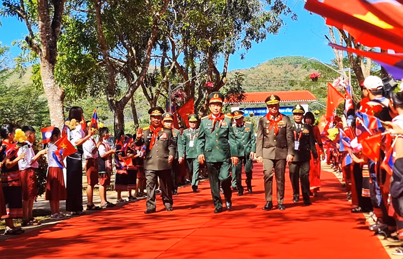 Bộ trưởng Quốc phòng ba nước thăm, tặng quà Trường Tiểu học Bế Văn Đàn, xã Pờ Y.