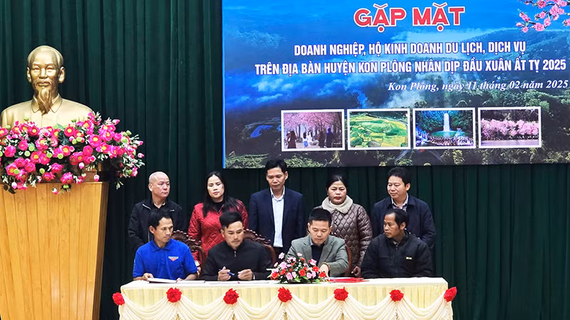 Ký kết hợp tác phát triển du lịch giữa Hội du lịch Măng Đen và các Làng du lịch cộng đồng Ký kết hợp tác phát triển du lịch giữa Hội du lịch Măng Đen và các Làng du lịch cộng đồng