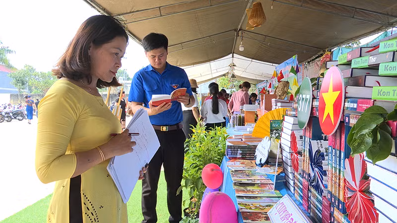 Các đại biểu tham quan không gian trưng bày giới thiệu sách.