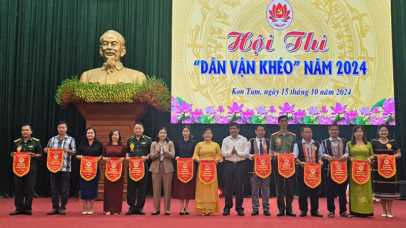 Tặng cờ lưu niệm cho 13 đội thi.