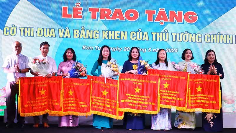 Tặng Cờ thi đua của Thủ tướng Chính phủ cho các tập thể.