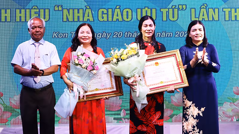 Trao tặng Danh hiệu “Nhà giáo ưu tú” của Chủ tịch nước cho 2 giáo viên.