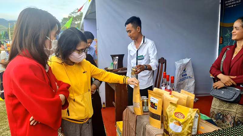 Đây là năm đầu tiên Chợ phiên có sự tham gia gian hàng, trưng bày, giới thiệu sản phẩm của xã Xan Xay, huyện Attapeu, Lào.