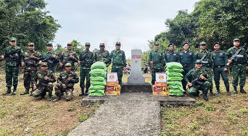 Đồn Biên phòng Hồ Le hỗ trợ lương thực, thực phẩm, thuốc men y tế cho các đơn vị bạn. Đồn Biên phòng Hồ Le hỗ trợ lương thực, thực phẩm, thuốc men y tế cho các đơn vị bạn.