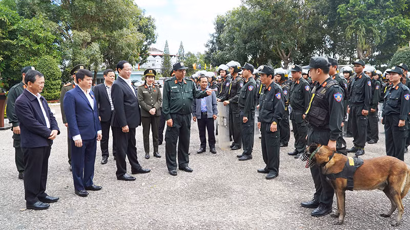 Phó Chủ tịch Quốc hội thăm, chúc Tết cán bộ, chiến sĩ Phòng Cảnh sát Cơ động, Công an tỉnh Kon Tum.