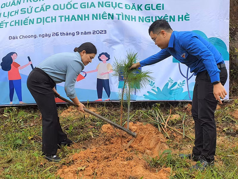 Các đại biểu trồng cây tại Di tích lịch sử quốc gia Ngục Đăk Glei.