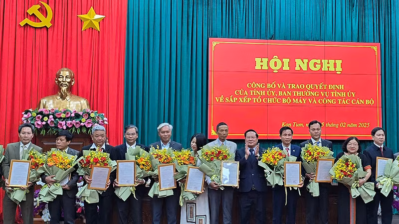 Trao Quyết định bổ nhiệm cho lãnh đạo Sở Nội vụ, Sở Xây dựng, Sở Khoa học và Công nghệ.