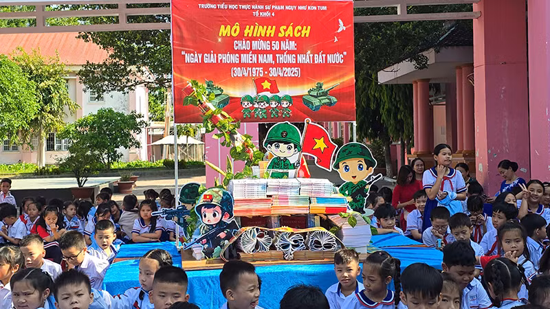 Công tác giáo dục tình yêu quê hương, đất nước được trường chú trọng. Công tác giáo dục tình yêu quê hương, đất nước được trường chú trọng.