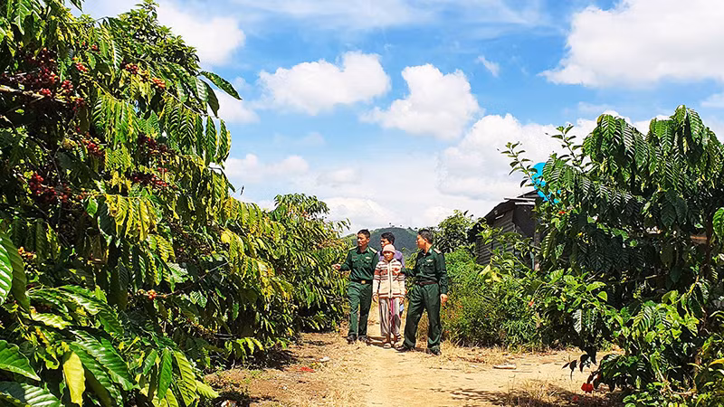 Cán bộ, chiến sĩ Đồn Biên phòng Sa Loong gần dân, sát dân triển khai công tác tuyên truyền phòng tránh Tà đạo Hà Mòn hiệu quả.