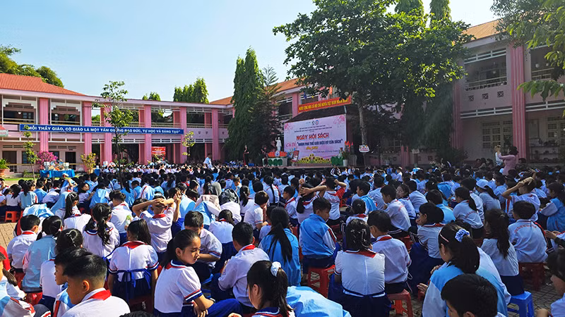 Đông đảo các em học sinh tham gia ngày hội sách.