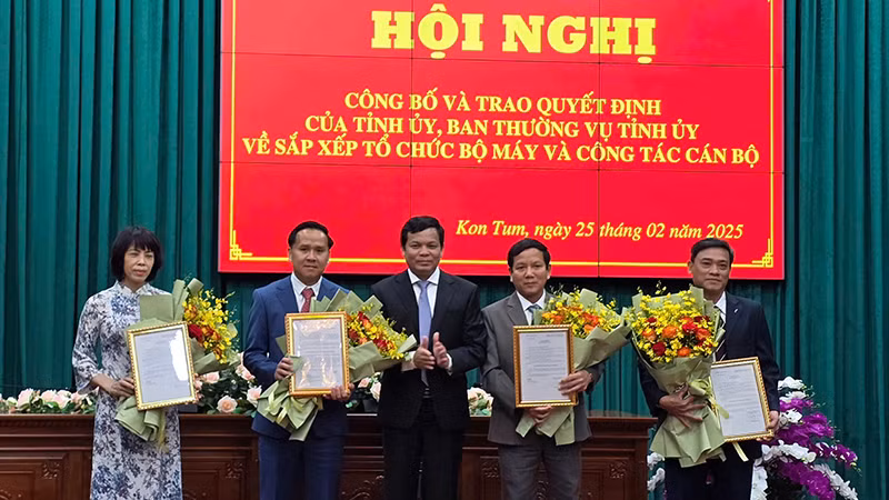 Trao Quyết định bổ nhiệm lãnh đạo Ban Tuyên giáo và Dân vận tỉnh Kon Tum.