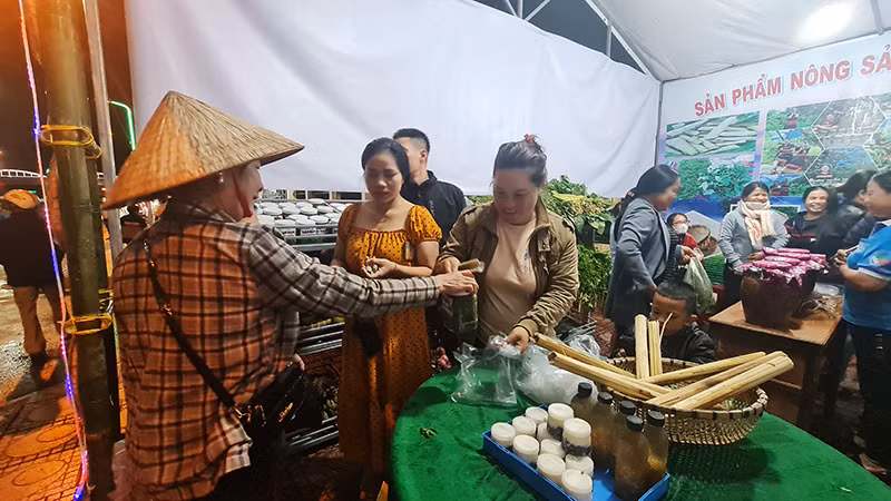 Người dân và du khách mua các sản phẩm nông nghiệp sạch của xã Đăk Ui. Người dân và du khách mua các sản phẩm nông nghiệp sạch của xã Đăk Ui.