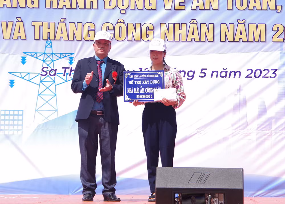 Trao quyết định hỗ trợ nhà “Mái ấm công đoàn”