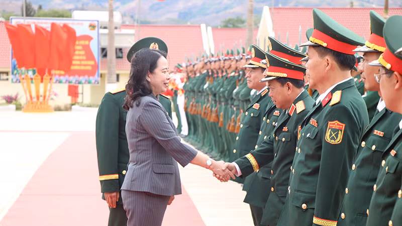 Phó Chủ tịch nước duyệt đội danh dự tại Trung đoàn 24. Phó Chủ tịch nước duyệt đội danh dự tại Trung đoàn 24.