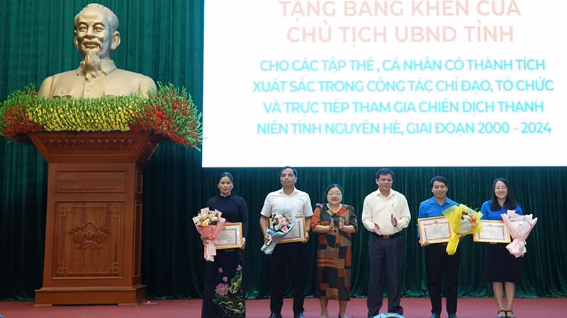 Tặng Bằng khen của Chủ tịch Ủy ban nhân dân tỉnh Kon Tum cho các cá nhân có thành tích xuất sắc trong công tác chỉ đạo, tổ chức, triển khai và trực tiếp tham gia Chiến dịch Thanh niên tình nguyện hè, giai đoạn 2000-2024. Tặng Bằng khen của Chủ tịch Ủy ban nhân dân tỉnh Kon Tum cho các cá nhân có thành tích xuất sắc trong công tác chỉ đạo, tổ chức, triển khai và trực tiếp tham gia Chiến dịch Thanh niên tình nguyện hè, giai đoạn 2000-2024.