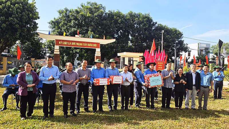 Các địa phương trên địa bàn tỉnh Kon Tum tặng quà cho đội K53 Các địa phương trên địa bàn tỉnh Kon Tum tặng quà cho đội K53