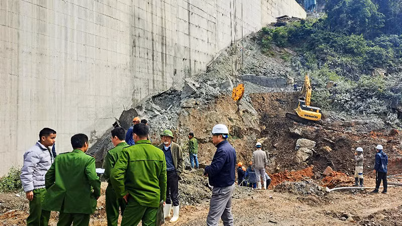 Lực lượng chức năng đang tiếp cận hiện trường tìm kiếm các nạn nhân. Lực lượng chức năng đang tiếp cận hiện trường tìm kiếm các nạn nhân.