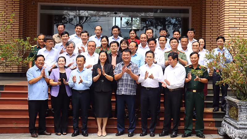 Lãnh đạo 2 tỉnh Quảng Ngãi và Kon Tum chụp hình lưu niệm.