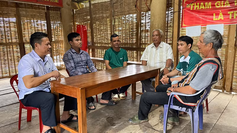 Cán bộ và nhân dân thôn Đăk Mút, xã Đăk Mar ôn lại những lời căn dặn của Tổng Bí thư Nguyễn Phú Trọng khi về thăm nhân dân trong thôn.