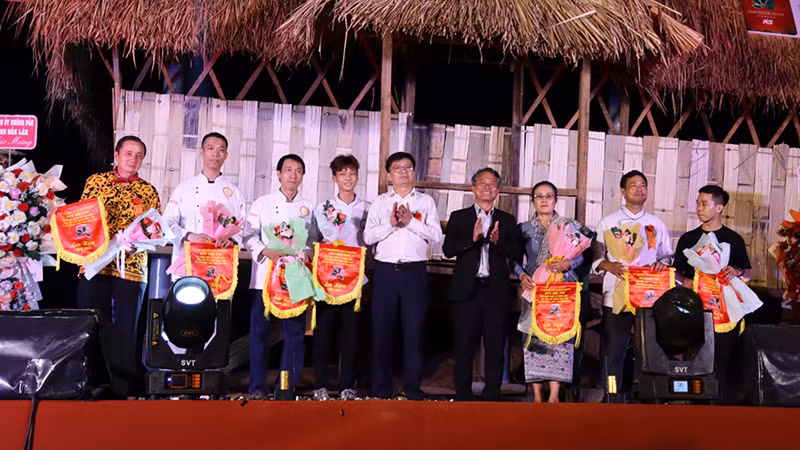 Tặng hoa cho các đơn vị khách mời.