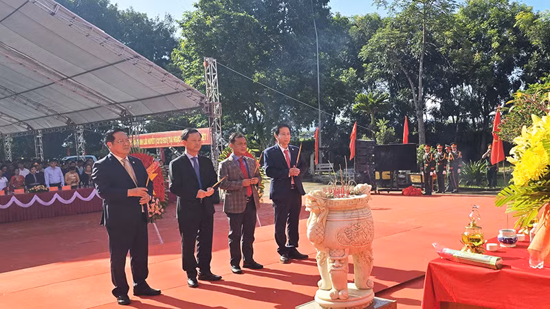 Lãnh đạo tỉnh Kon Tum dâng hương tưởng niệm các anh hùng liệt sĩ.