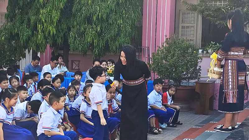 Các em học sinh hăng hái trả lời câu hỏi tìm hiểu về chuyện "Sự tích núi Nồi Cơm".