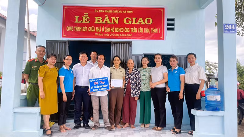 Lễ bàn giao nhà ở cho hộ gia đình ông Trần Văn Thôi, hộ nghèo tại thôn 1, xã Hà Mòn, huyện Đăk Hà.