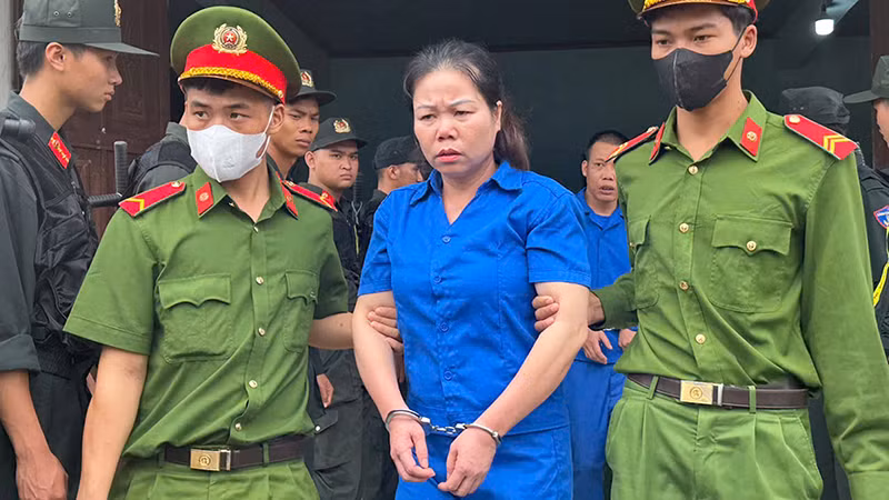 Lực lượng chức năng áp giải hai bị cáo về nơi giam giữ.