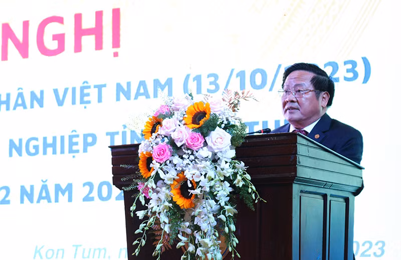 Chủ tịch Ủy ban nhân dân tỉnh Kon Tum Lê Ngọc Tuấn phát biểu tại hội nghị