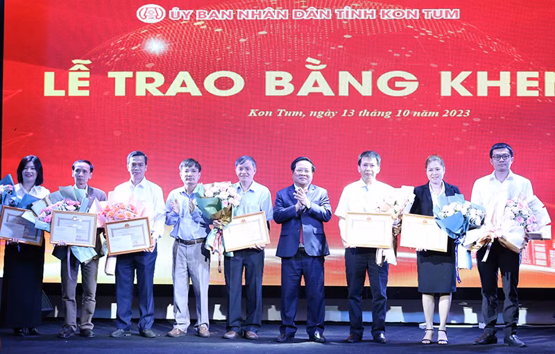 Trao bằng khen cho các tập thể, cá nhân có thành tích tiêu biểu
