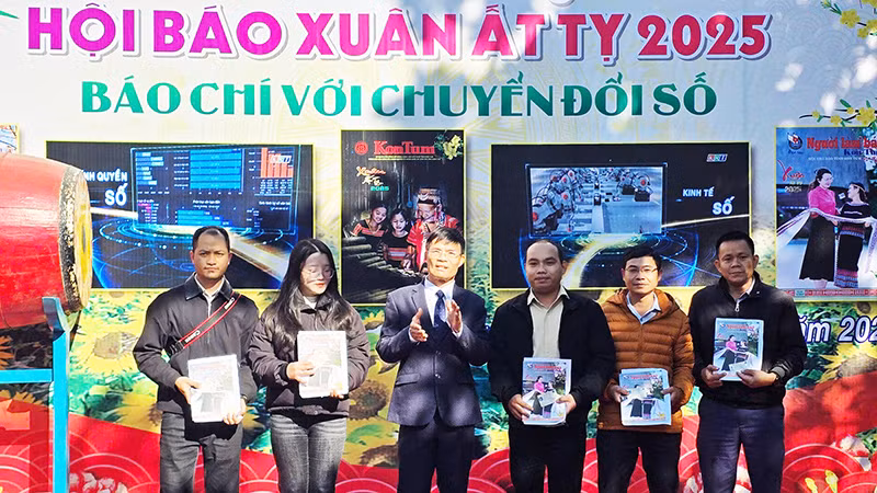 Trao quyết định, thẻ hội viên cho 5 hội viên mới của Hội Nhà báo Việt Nam Trao quyết định, thẻ hội viên cho 5 hội viên mới của Hội Nhà báo Việt Nam