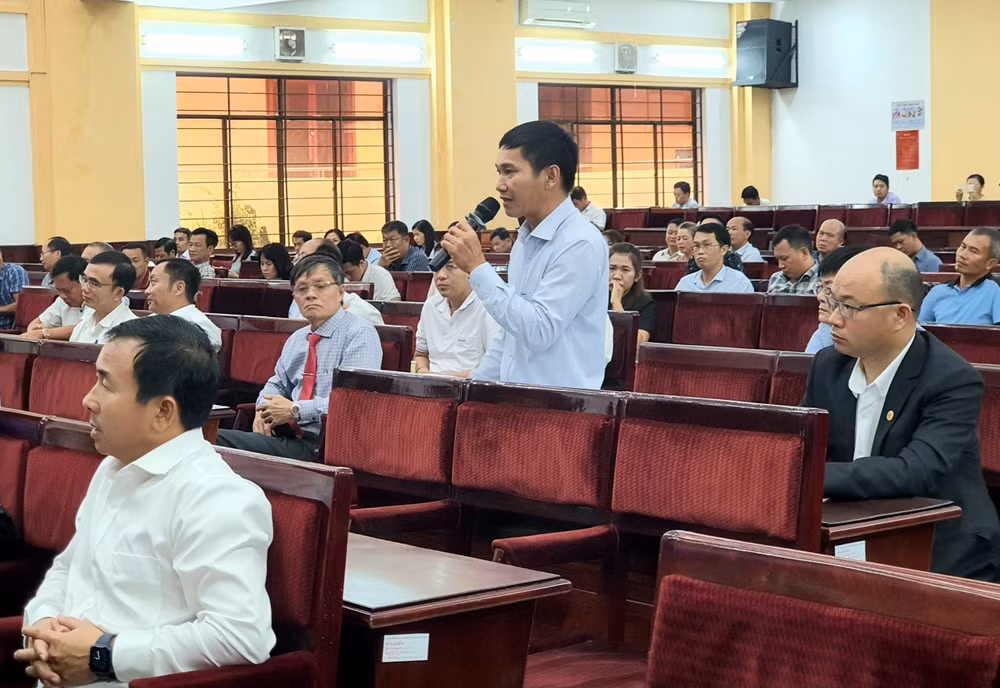 Đại diện Hội doanh nhân Trẻ tỉnh Kon Tum nêu kiến nghị tại Hội nghị. Đại diện Hội doanh nhân Trẻ tỉnh Kon Tum nêu kiến nghị tại Hội nghị.