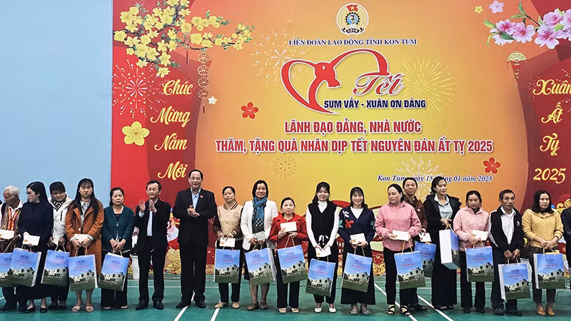 Phó Chủ tịch Quốc hội Trần Quang Phương cùng đồng chí Dương Văn Trang, Ủy viên Trung ương Đảng, Bí thư Tỉnh ủy, Chủ tịch Hội đồng nhân dân tỉnh Kon Tum trao quà tới đoàn viên công đoàn, công nhân lao động khó khăn.